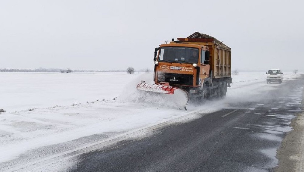 В Брянской области на борьбу со снегом вывели 247 дорожных машин