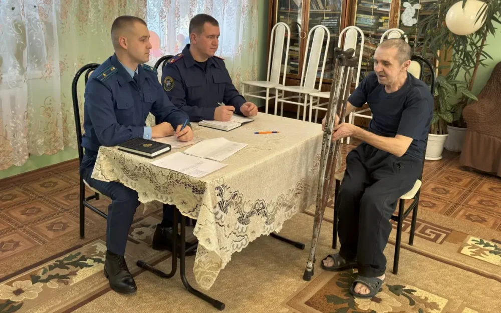 Прокурор и следователь наведались к одиноким брянским старикам