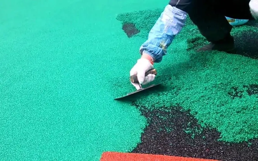 Как выбрать полиуретановый клей для резиновой крошки: пошаговая инструкция