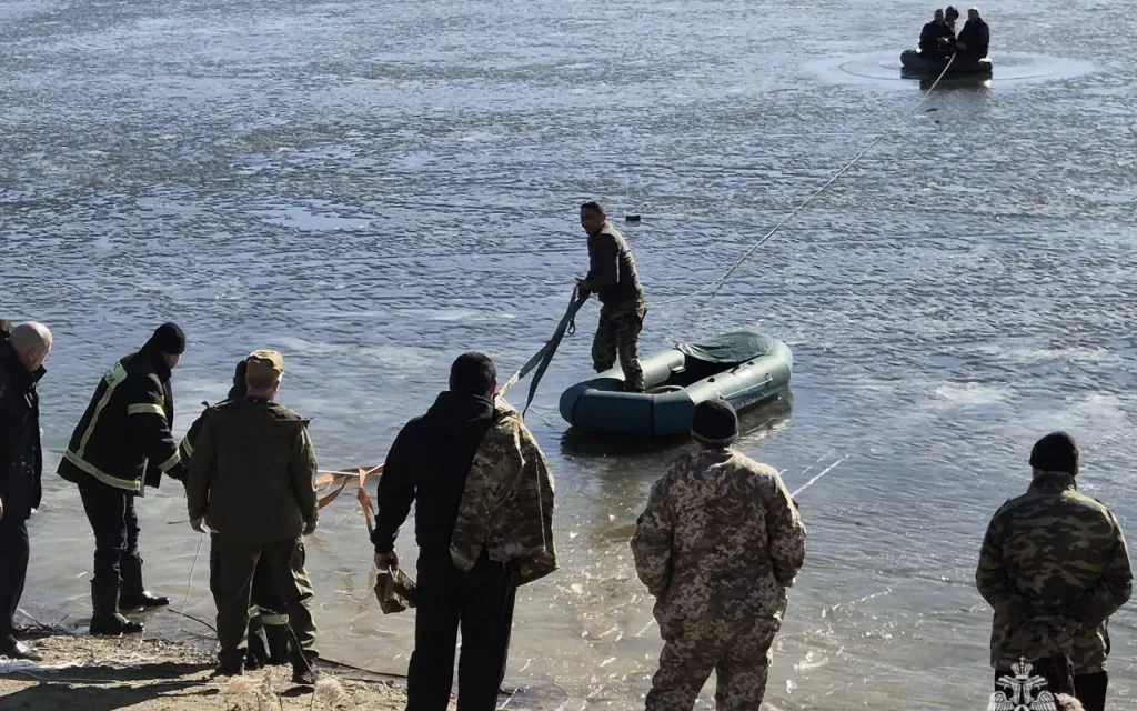 Брянские полицейские спасли провалившегося под лед мужчину