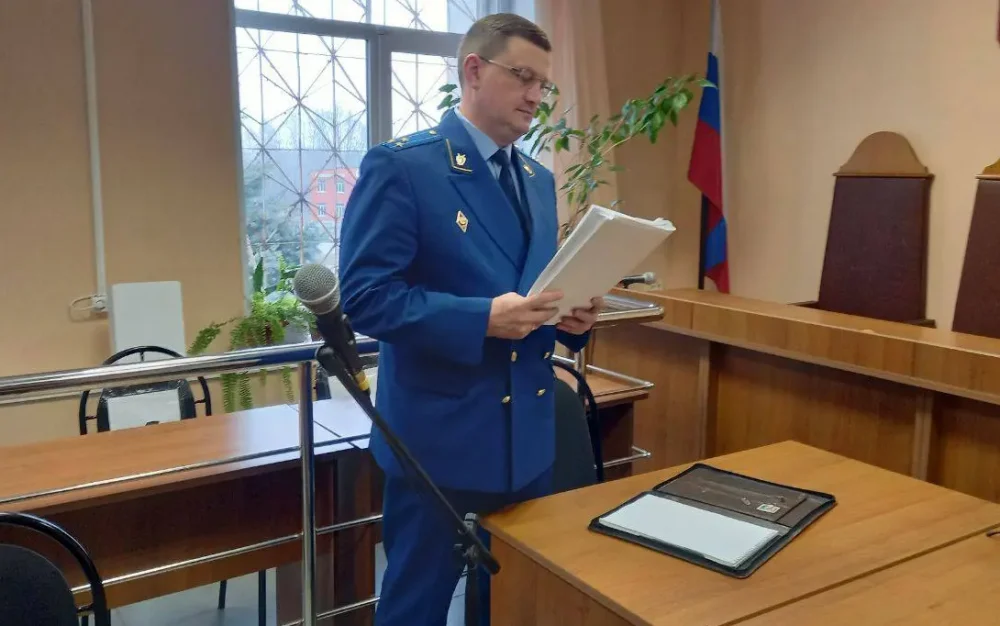 В Брянске прокурор оспорил причину увольнения уличенного в коррупции работника