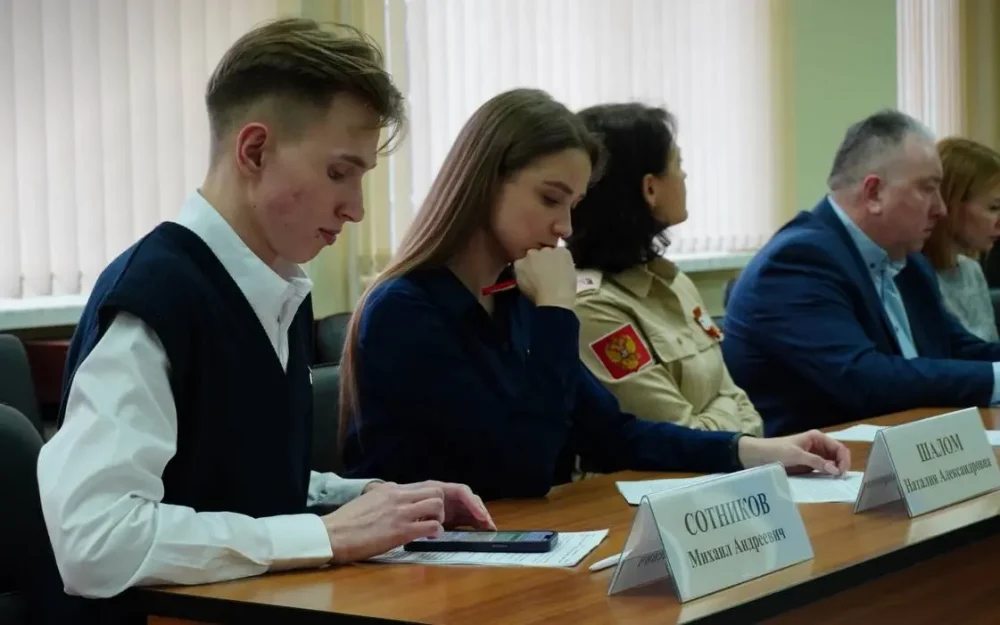 Брянская городская администрация поздравила жителей с Днём молодёжи