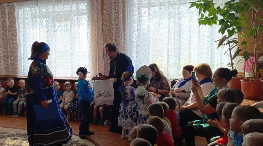 Благочинный Брасовского церковного округа посетил праздничное мероприятие в детском саду