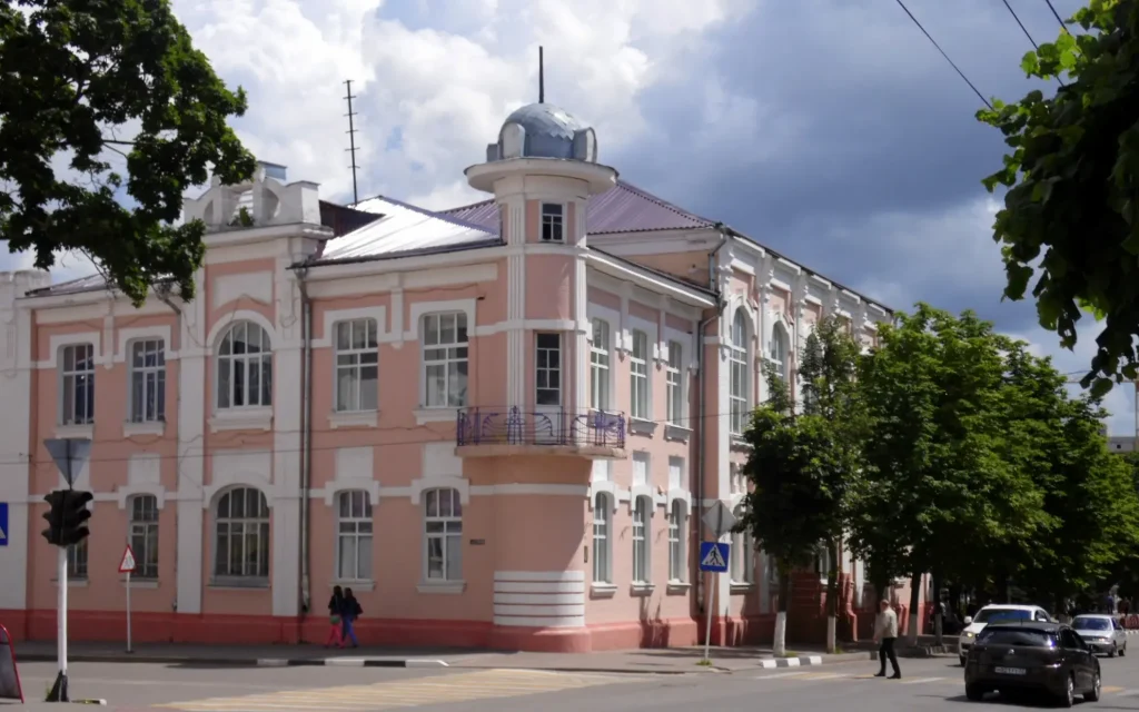 Администрацию Клинцов обязали отреставрировать здание бывшей женской гимназии