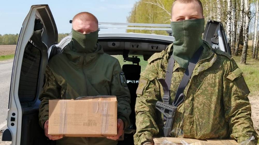 Помощник благочинного Брасовского церковного округа передал пасхальные угощения военнослужащии