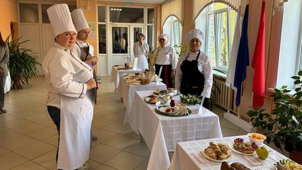 В Брянске провели первые состязания поваров школьных столовых