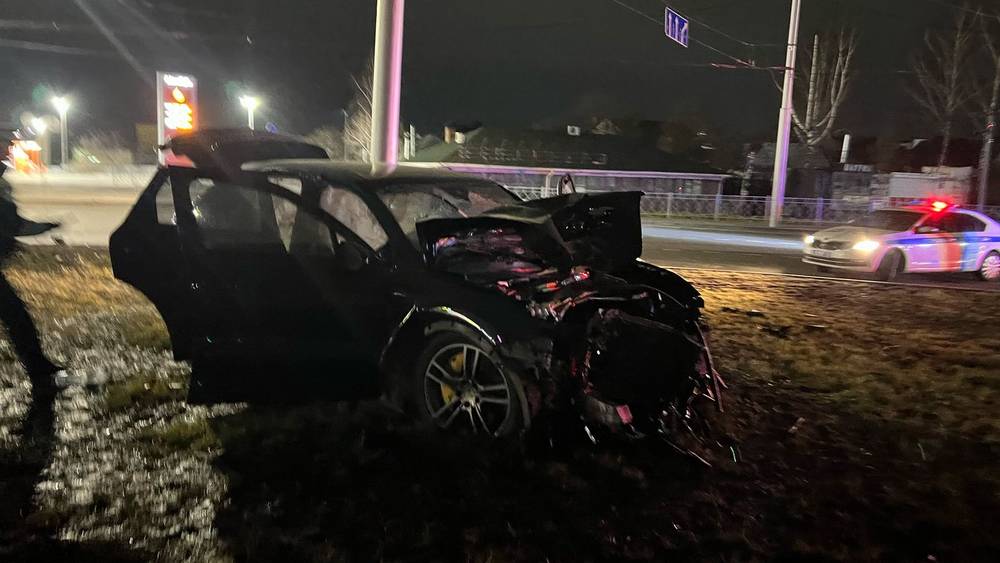 В Брянске водитель Porsche врезался в столб и сбежал, двое ранены