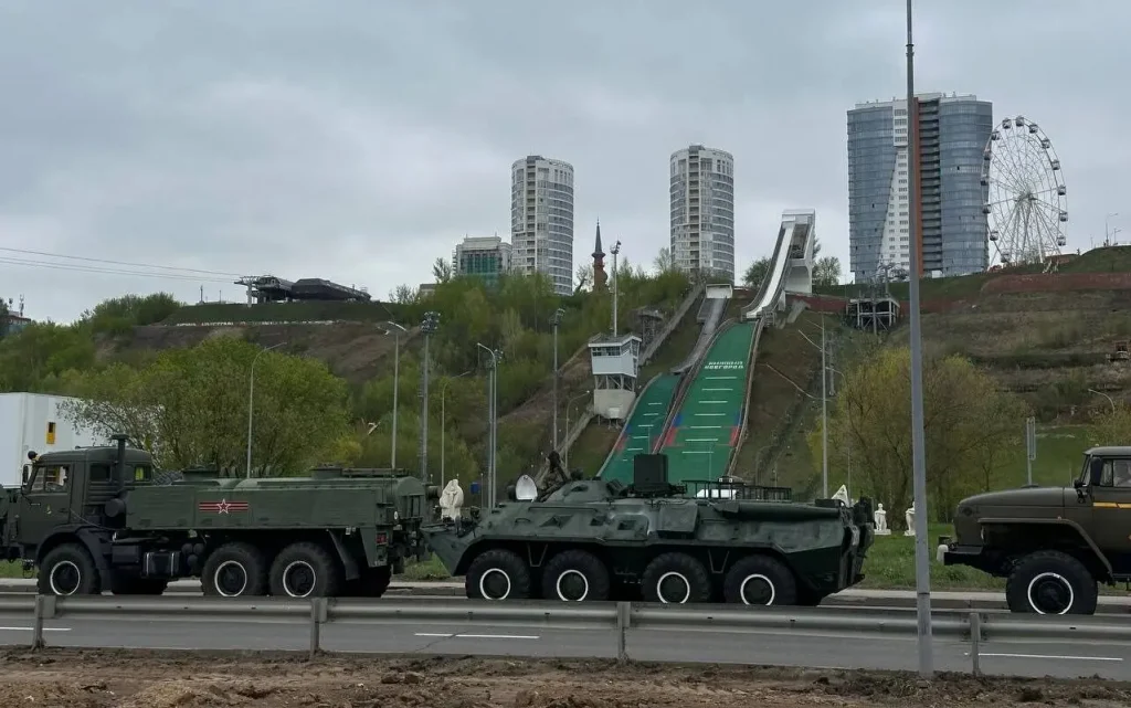 В центр Нижнего Новгорода заехала военная техника