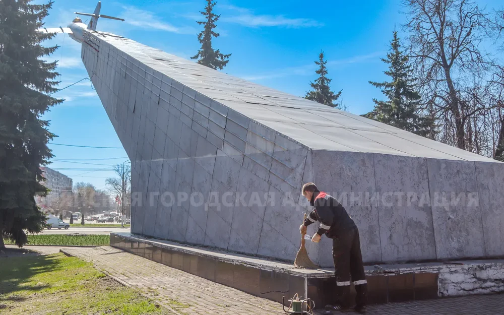 Корпорация «Гринн» в Брянске взяла на себя заботу о памятнике летчикам