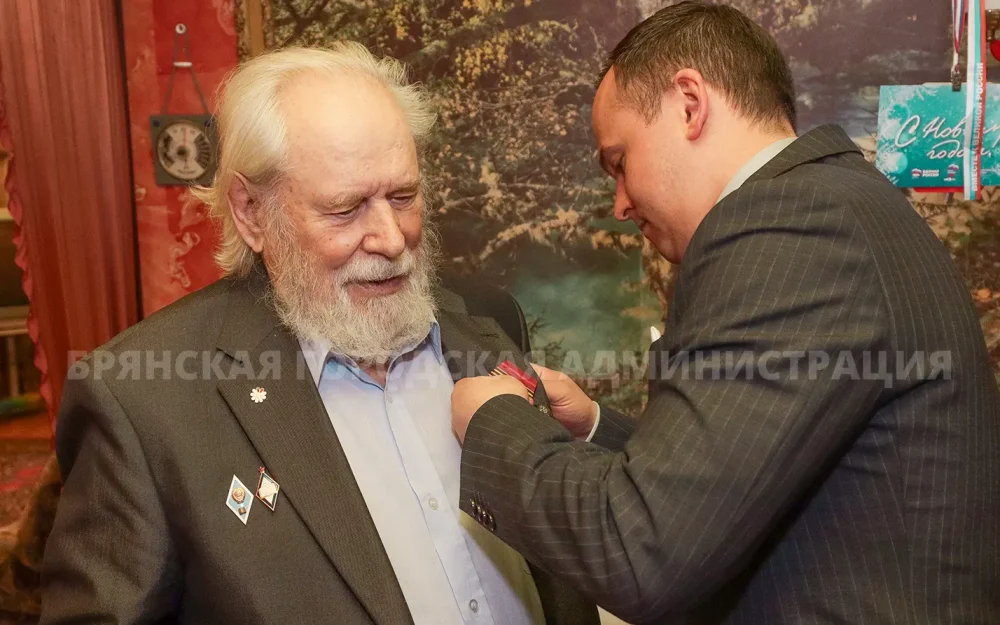 В Брянске вручили медали к 80-летию Победы