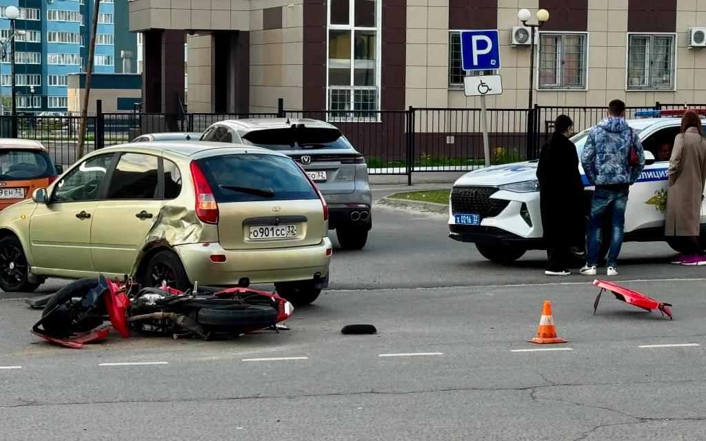 На улице Горбатова в Брянске произошло ДТП с участием байкера