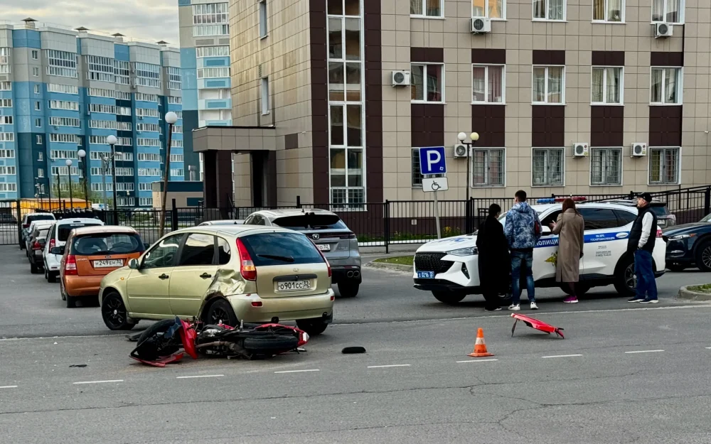 На улице Горбатова в Брянске произошло ДТП с участием байкера