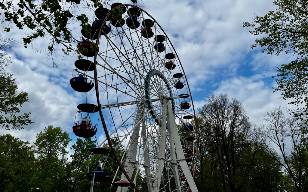 В центральном парке Брянска альпинисты начали красить колесо обозрения