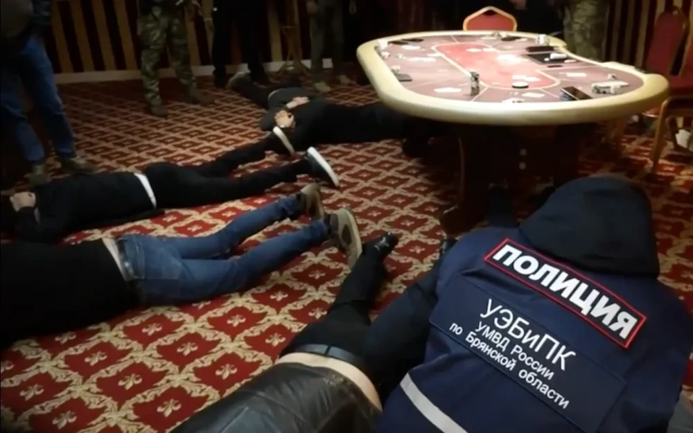 Организаторов подпольных игр в покер в Клинцах Брянской области отдали под суд