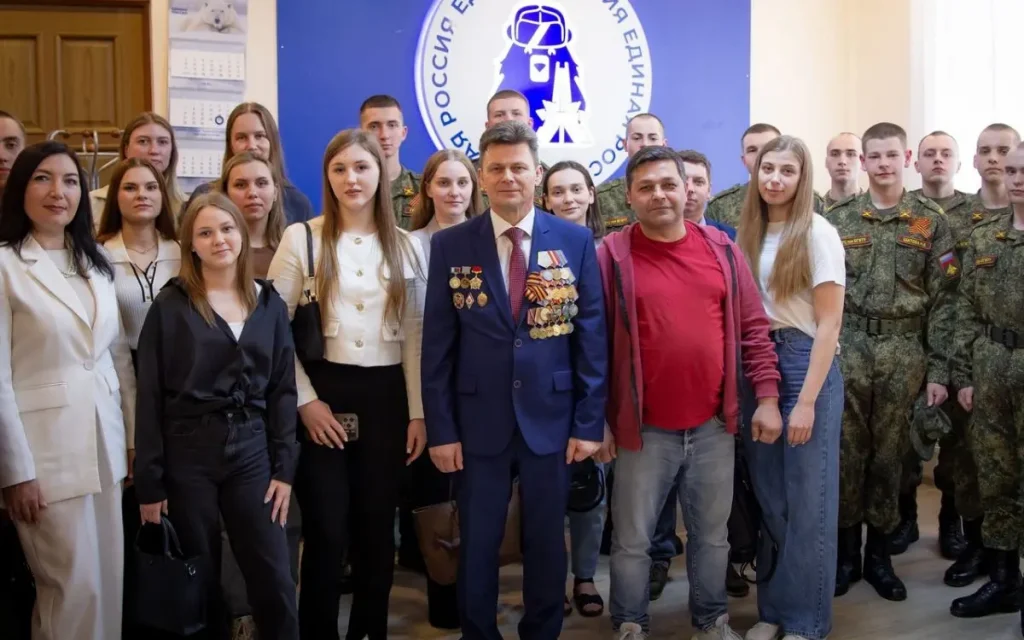 В преддверии Дня российского парламентаризма сенатор РФ Василий Попадайло встретился с брянской молодежью