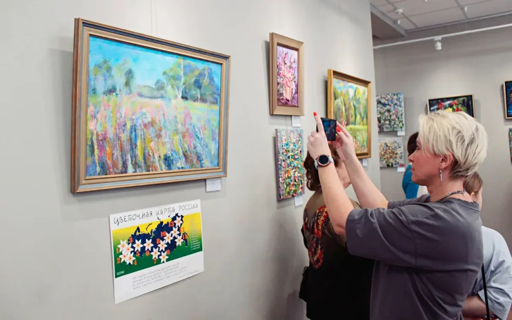 Картины брянского художника представили на выставке «Цветочная карта»