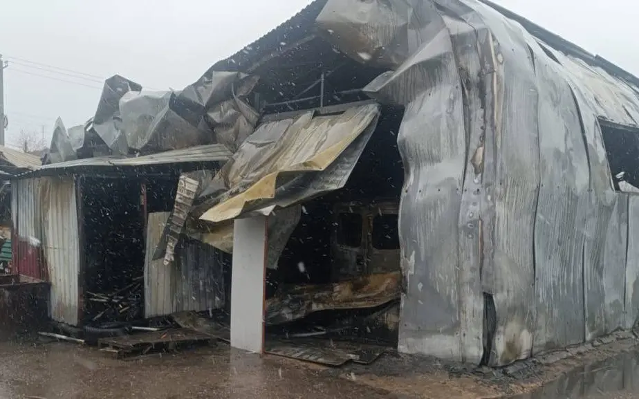 В Клинцах Брянской области сгорел автосервис – тяжело пострадал человек