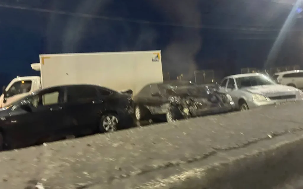 Не менее 16 автомобилей столкнулись в Брянске на обледенелом путепроводе