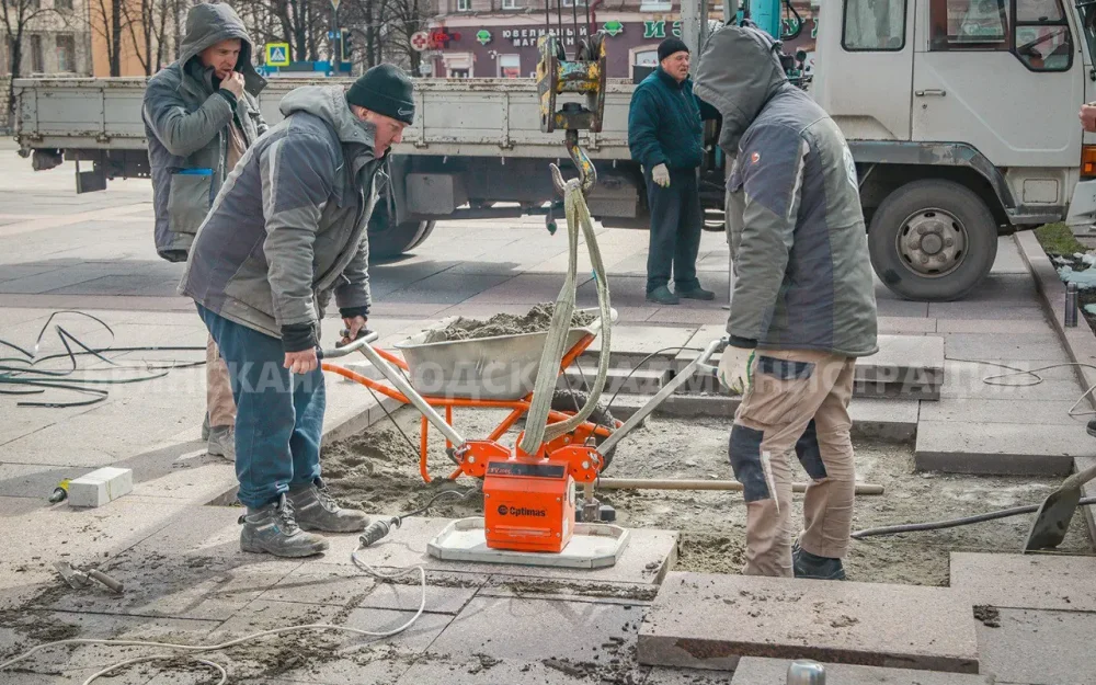 В Брянске перед гостиницей «Десна» уложили уральский гранит