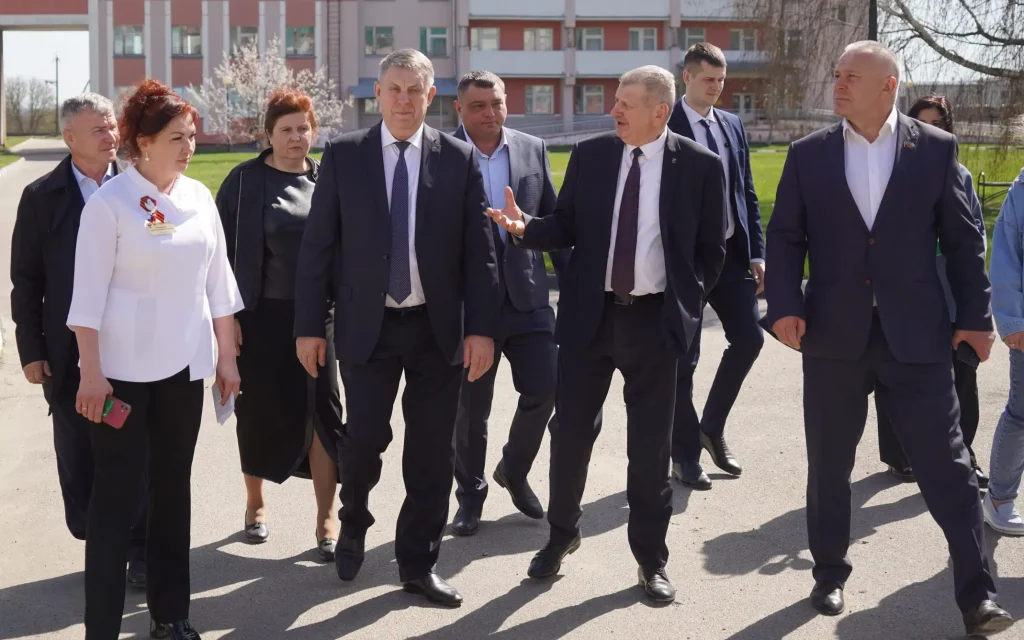 Брянский губернатор проверил ход ремонта диагностического центра Почепской ЦРБ