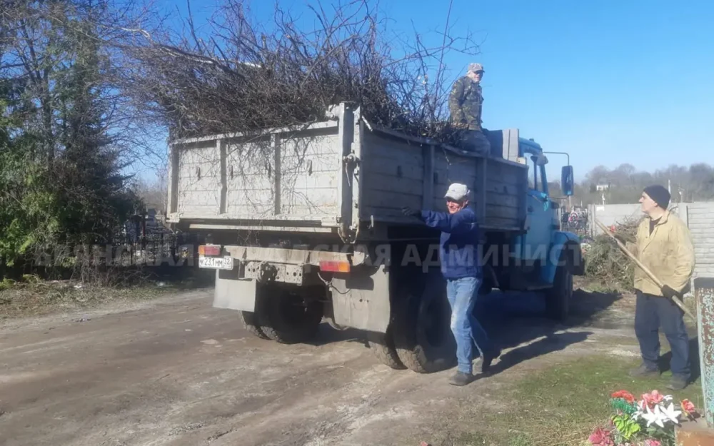 На кладбищах Брянска прибрались накануне Пасхи