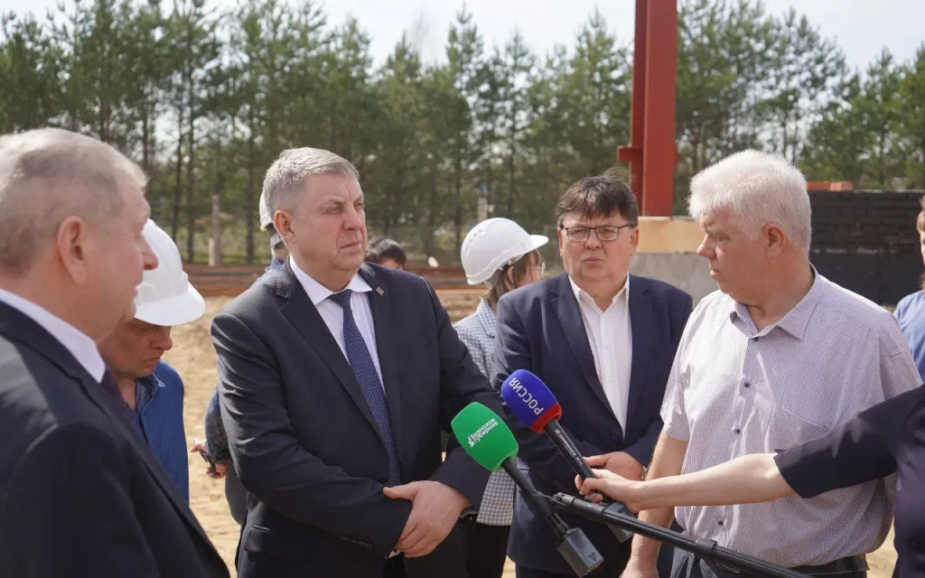 Александр Богомаз проверил стройку ФОКа и капремонт школы в Злынке