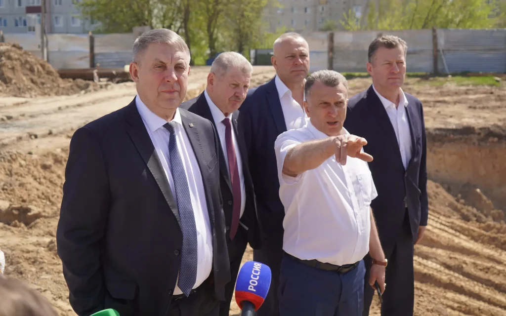 Брянский губернатор проверил стройку спортивного комплекса в Трубчевске