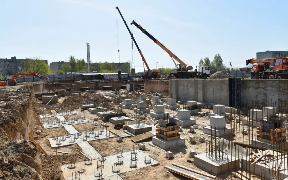 Брянский губернатор проверил стройку спортивного комплекса в Трубчевске