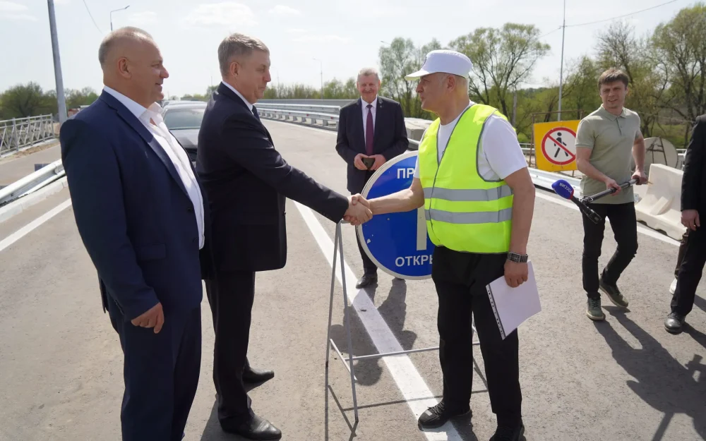 Губернатор Александр Богомаз открыл движение по новому мосту в Почепе
