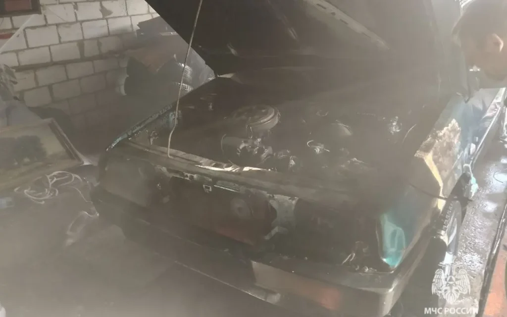 В Климове Брянской области вспыхнул легковой автомобиль