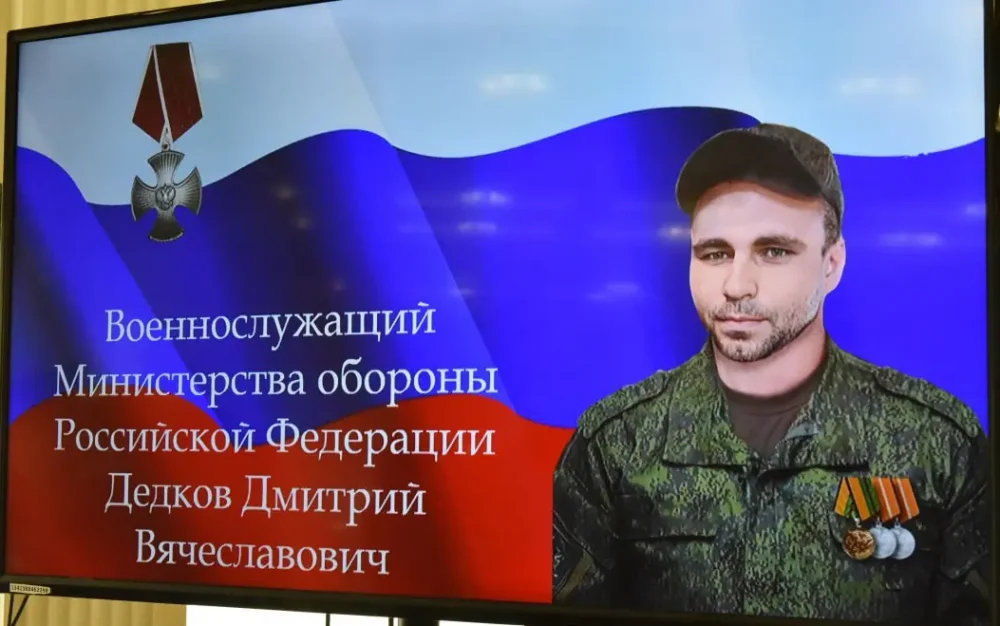 Александр Богомаз вручил орден Мужества матери погибшего брянского героя