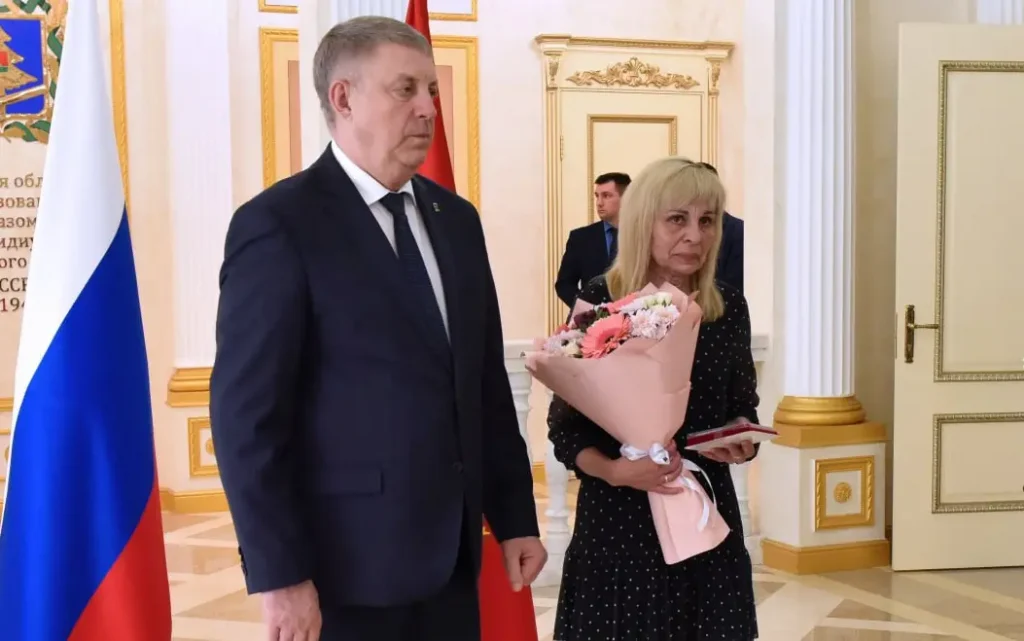 Александр Богомаз вручил орден Мужества матери погибшего брянского героя