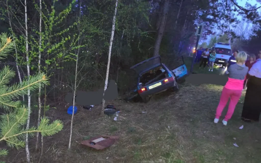 Брянские спасатели вытащили людей из покорёженной машины после аварии