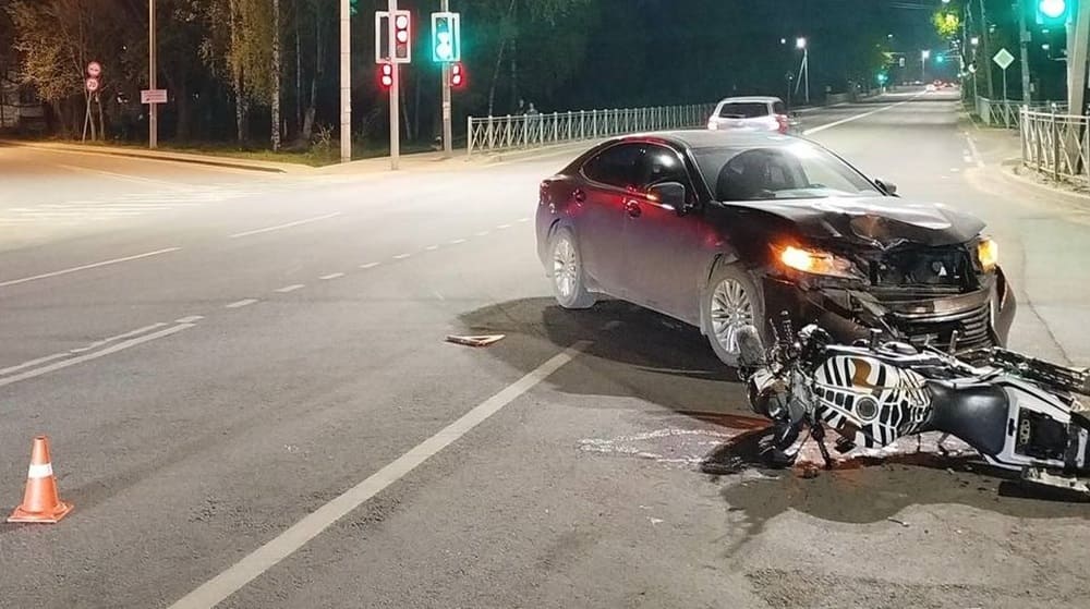 В Брянске на Почтовой автомобили за час сбили 16-летнюю девушку и мотоциклиста