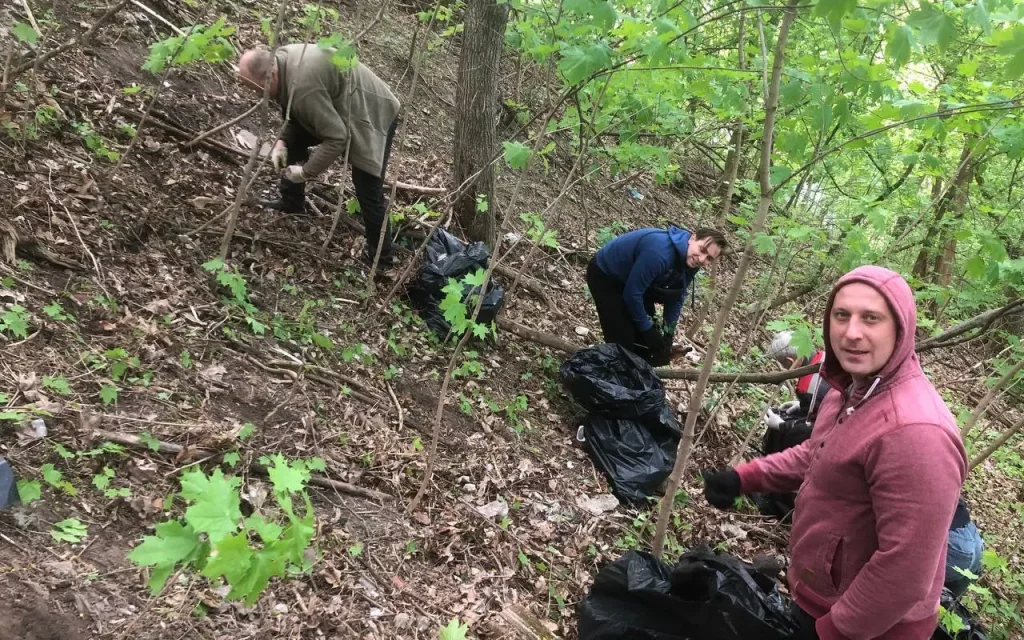 Сотрудники медицинского техникума убрались на улице Пролетарской в Брянске