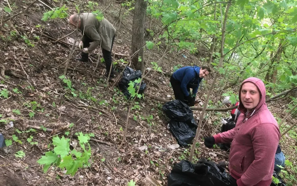 Сотрудники медицинского техникума убрались на улице Пролетарской в Брянске