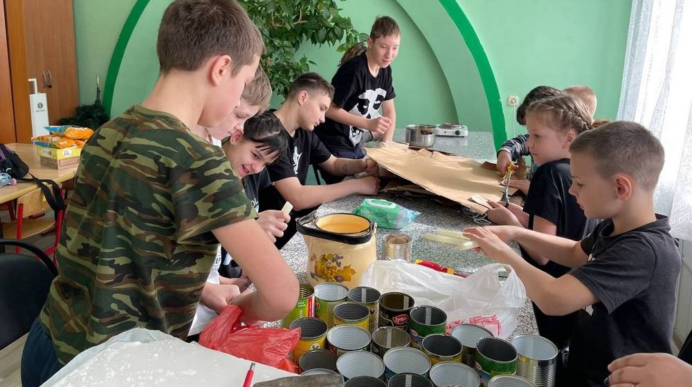 Активисты «Единой России» провели мастер-класс по изготовлению окопных свечей