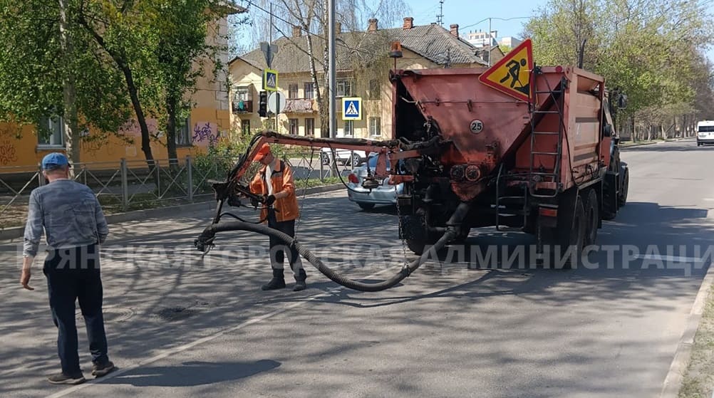 В Брянске приступили к ремонту дорог с помощью установки «Белта»