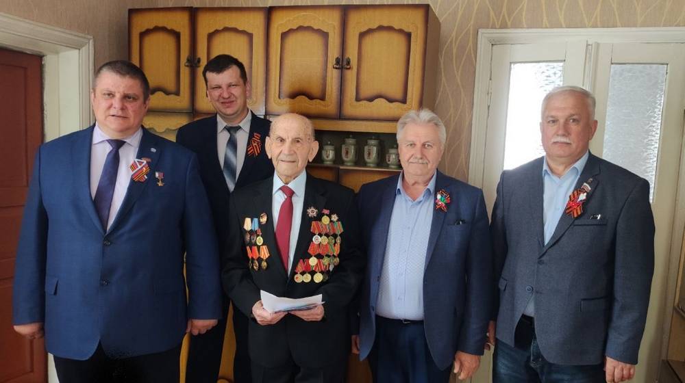 Партийцы поздравили ветерана Великой Отечественной войны Федора Ющенко с наступающим Днем Победы