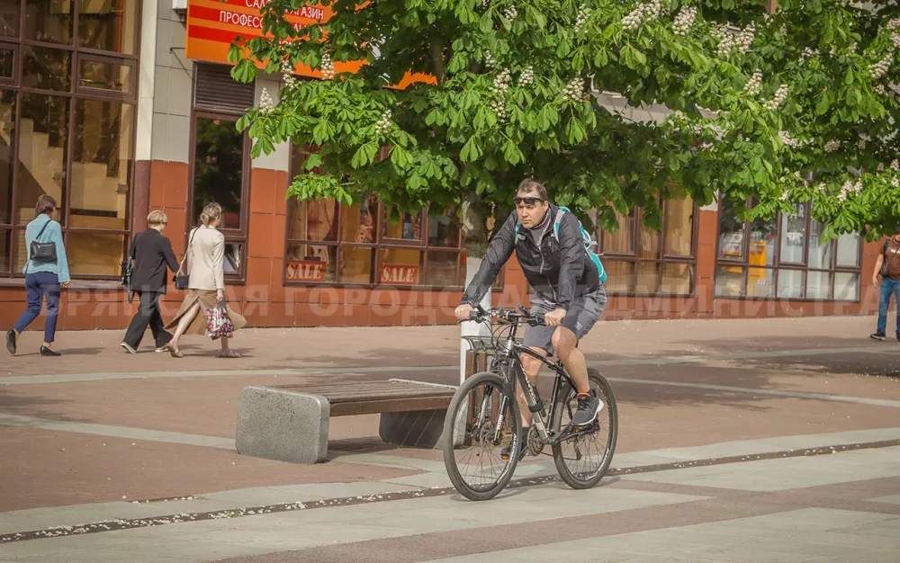 В мэрии Брянска рассказали о сотруднике, который 20 лет ездит на работу на велосипеде