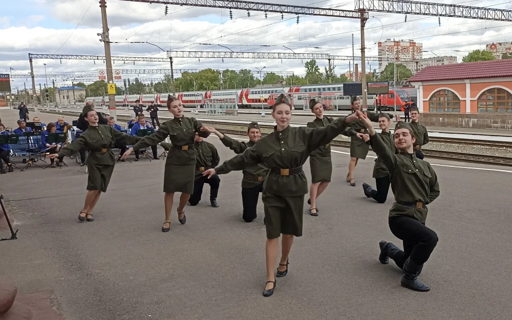 Всероссийская акция «Вальс Победы» прошла на вокзале Брянск-Орловский