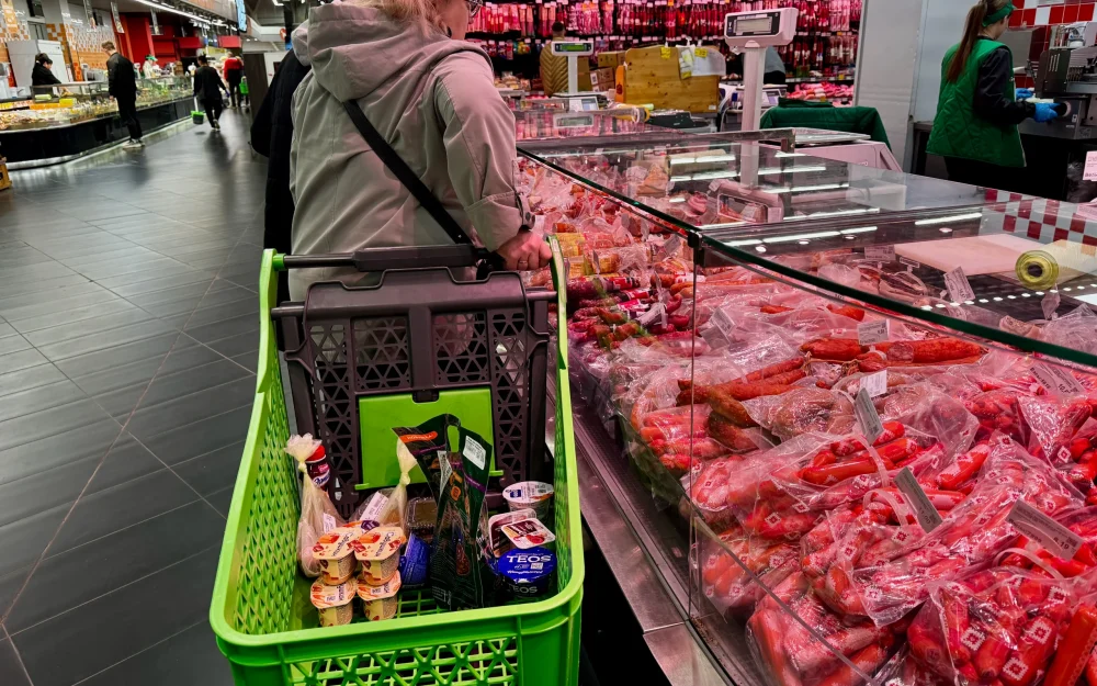 Жителям Брянской области напомнили о вреде колбас и ветчины