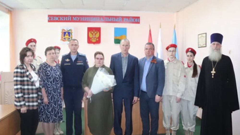 В Севске вручили орден Мужества родителям погибшего бойца СВО Романа Митина