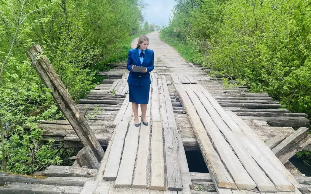 Брянская прокуратура потребовала отремонтировать деревянный мост через ручей