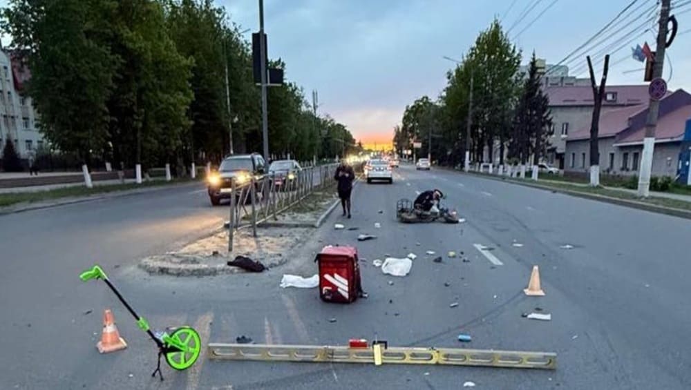 В Брянске угодивший в ДТП курьер службы доставки попал в реанимацию