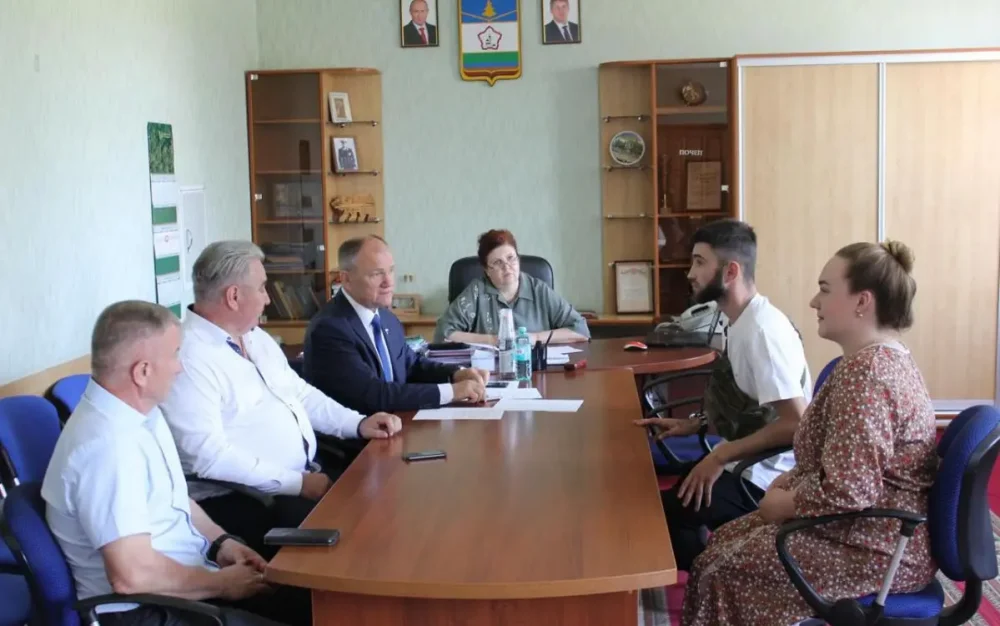 В рамках региональной недели депутат Госдумы Николай Щеглов посетил Почепский район
