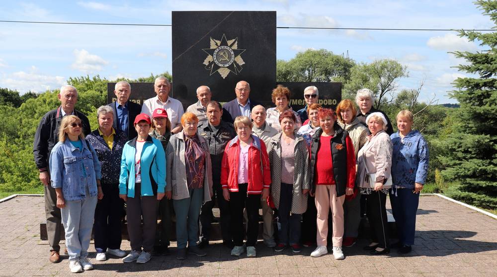 Ветераны-железнодорожники возложили цветы к мемориалу у «Голубого моста» в Брянской области
