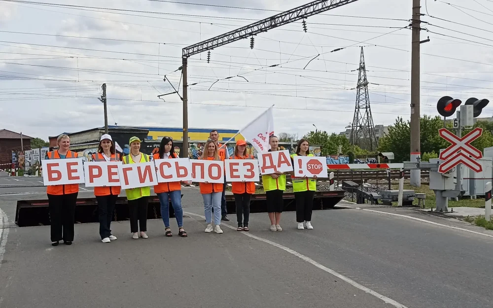 На 32 железнодорожных переездах работники МЖД напомнили водителям о правилах пересечения железнодорожных путей в Брянской области