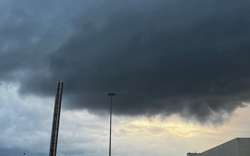 На Брянскую область 31 июля обрушатся ливни с грозами, градом и ураганным ветром