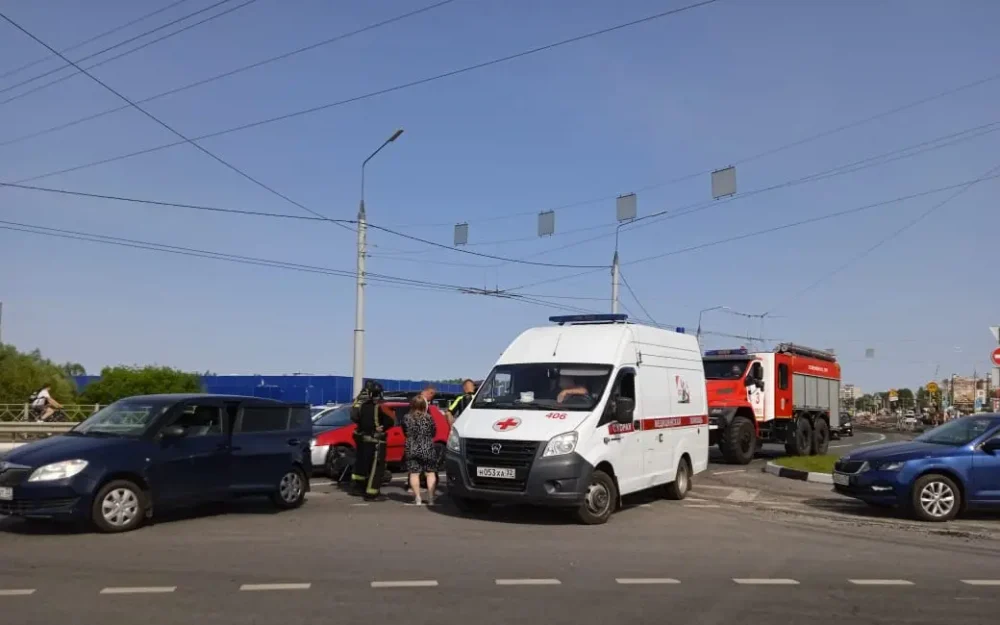 На кольцевой развязке возле «Метро» сбили мотоциклиста